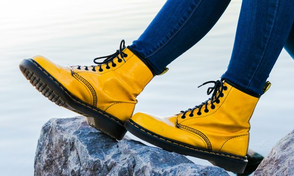 Comment porter des bottines chukka pour un look casual chic ?
